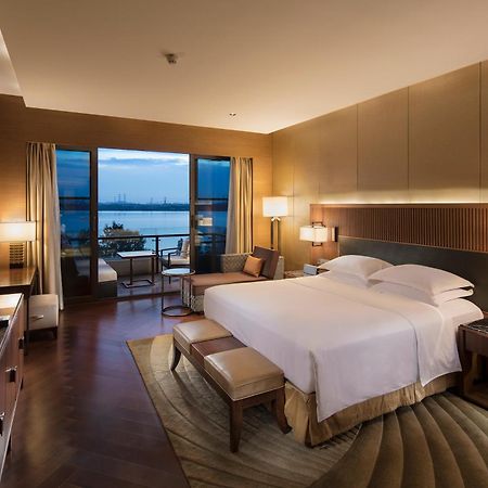 Hilton Wuhan Optics Valley Exteriör bild
