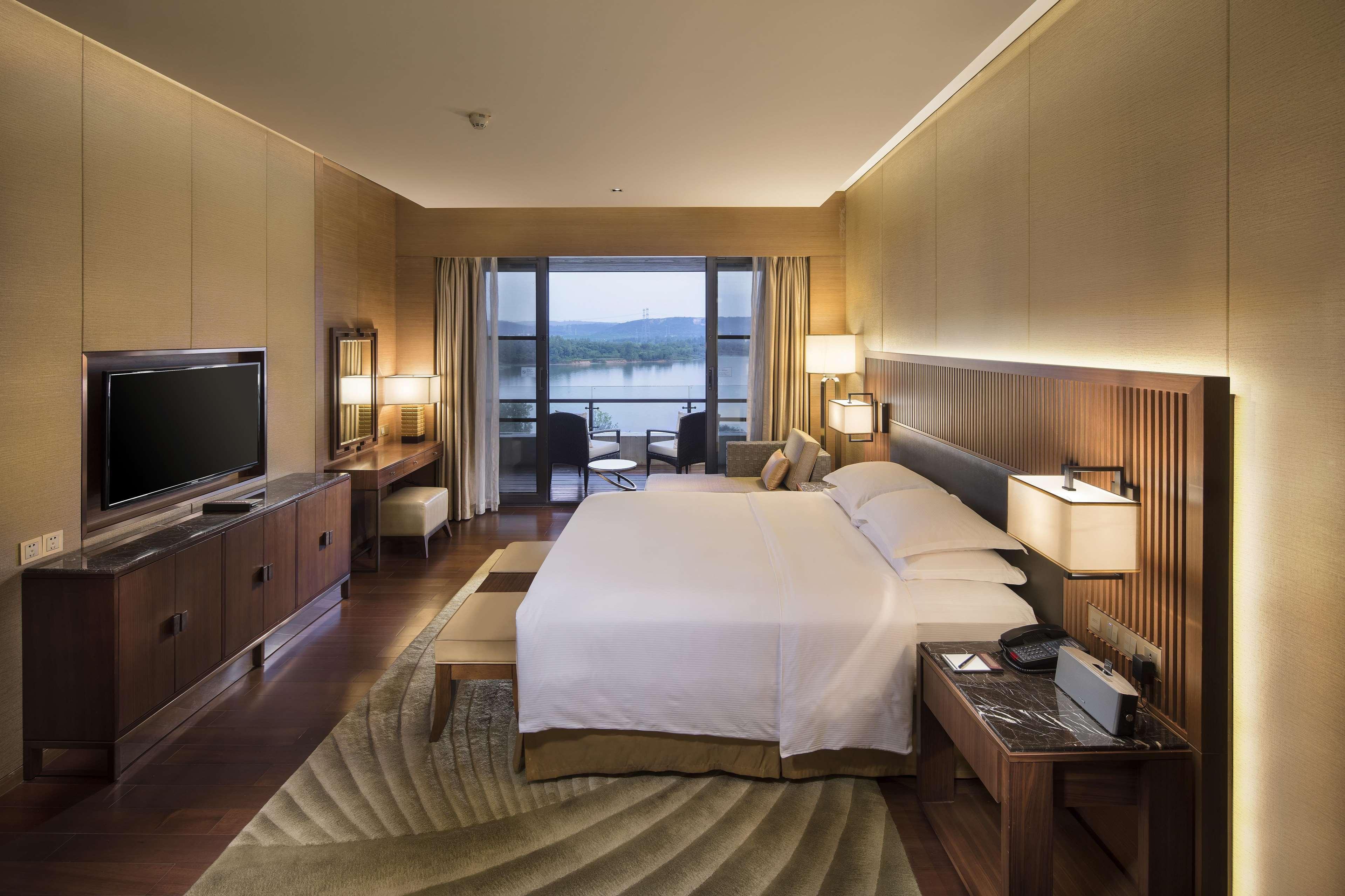 Hilton Wuhan Optics Valley Exteriör bild