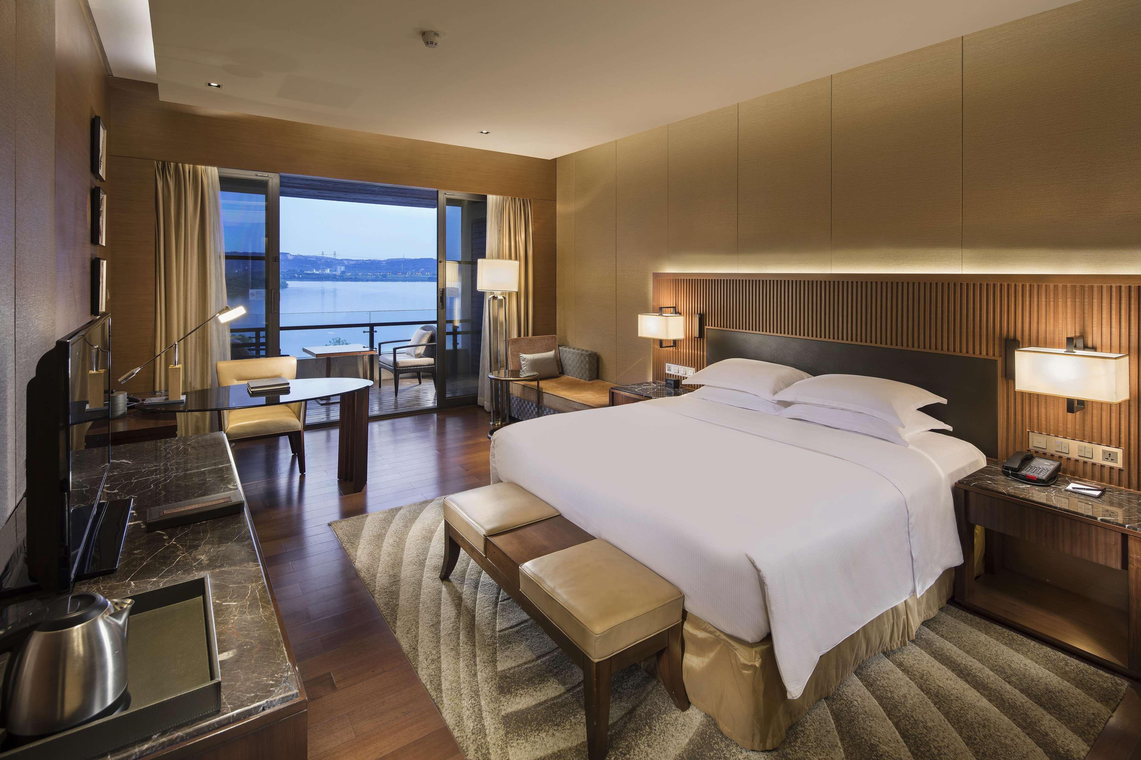 Hilton Wuhan Optics Valley Exteriör bild
