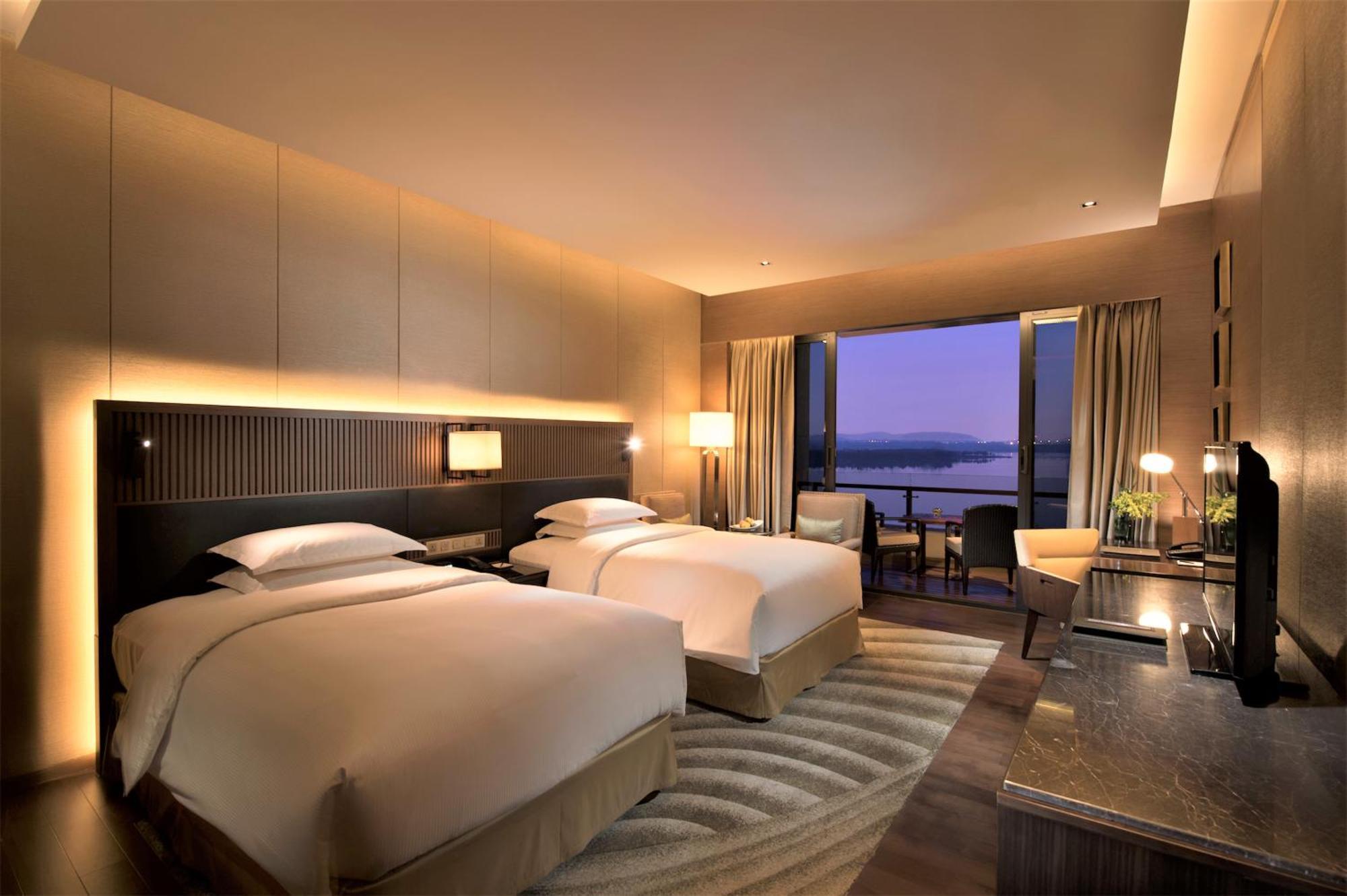 Hilton Wuhan Optics Valley Exteriör bild
