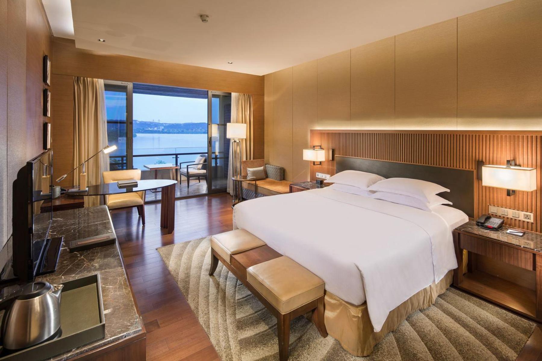 Hilton Wuhan Optics Valley Exteriör bild