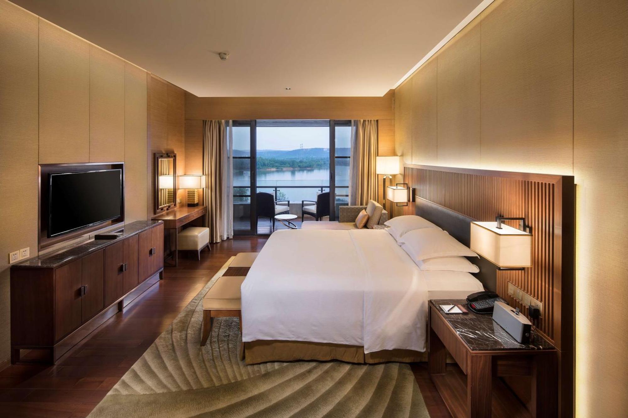 Hilton Wuhan Optics Valley Exteriör bild