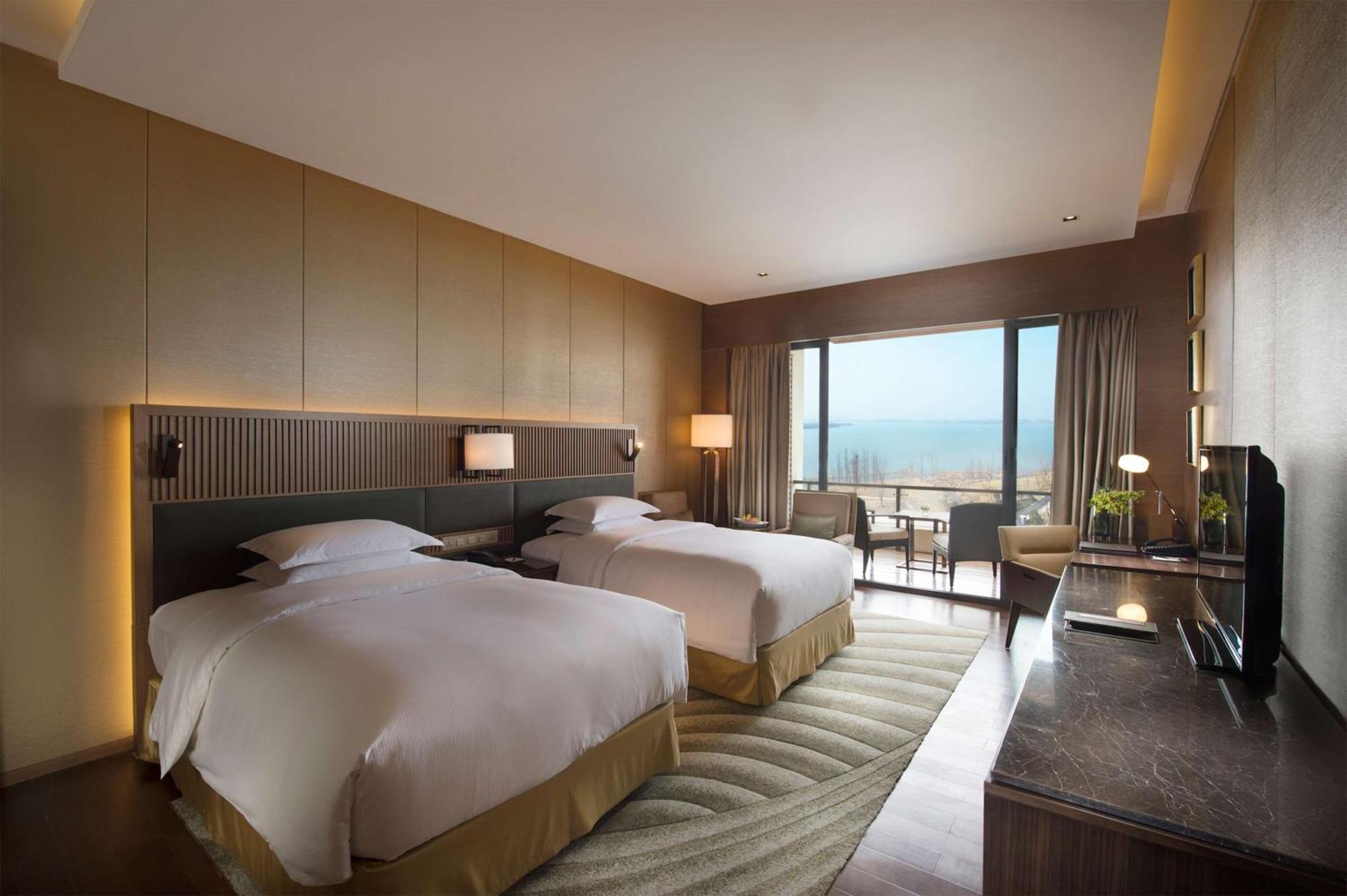 Hilton Wuhan Optics Valley Exteriör bild