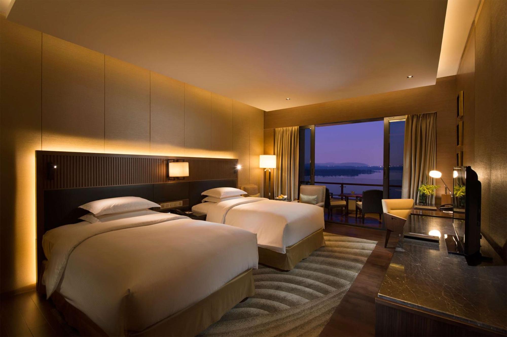 Hilton Wuhan Optics Valley Exteriör bild
