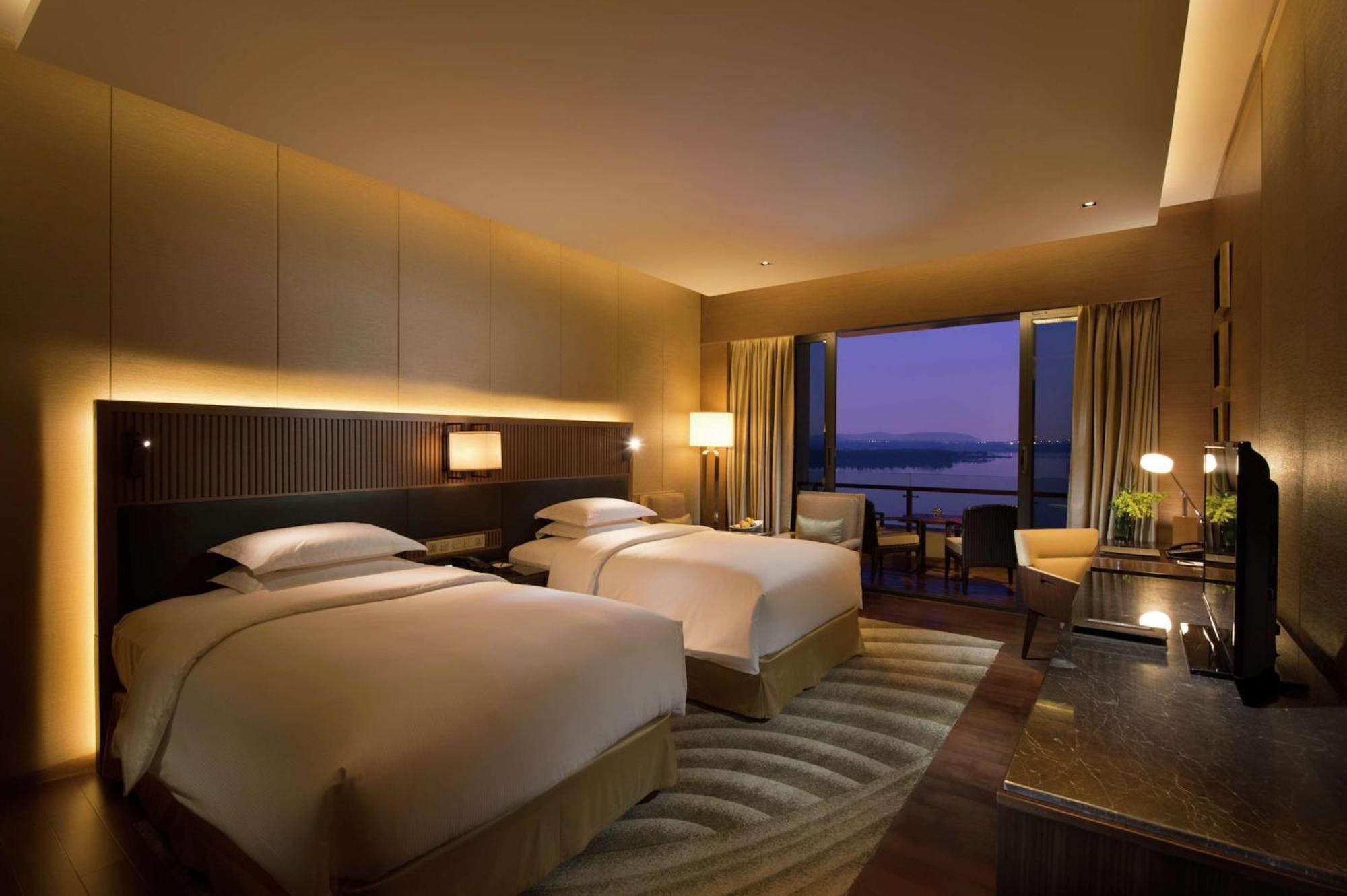 Hilton Wuhan Optics Valley Exteriör bild
