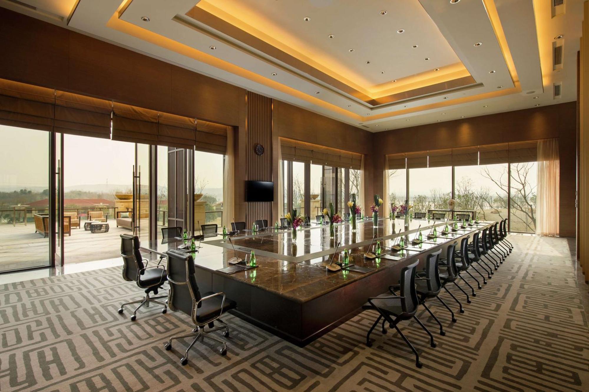 Hilton Wuhan Optics Valley Exteriör bild