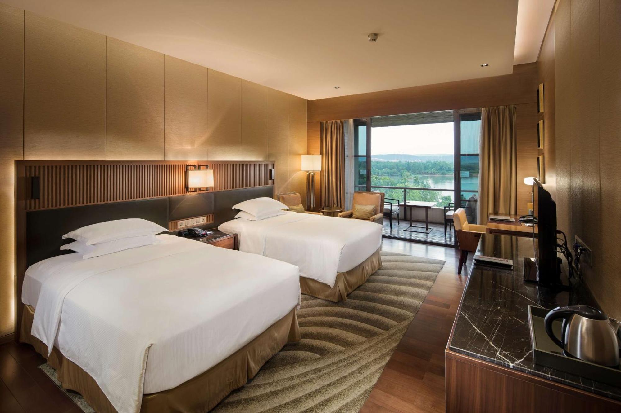 Hilton Wuhan Optics Valley Exteriör bild