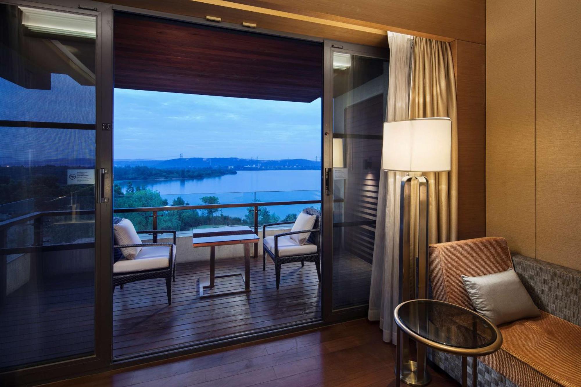 Hilton Wuhan Optics Valley Exteriör bild