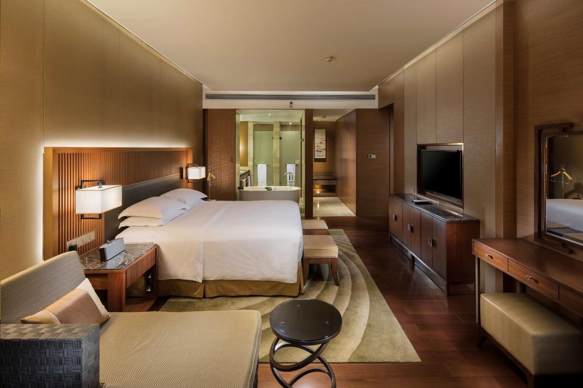 Hilton Wuhan Optics Valley Exteriör bild