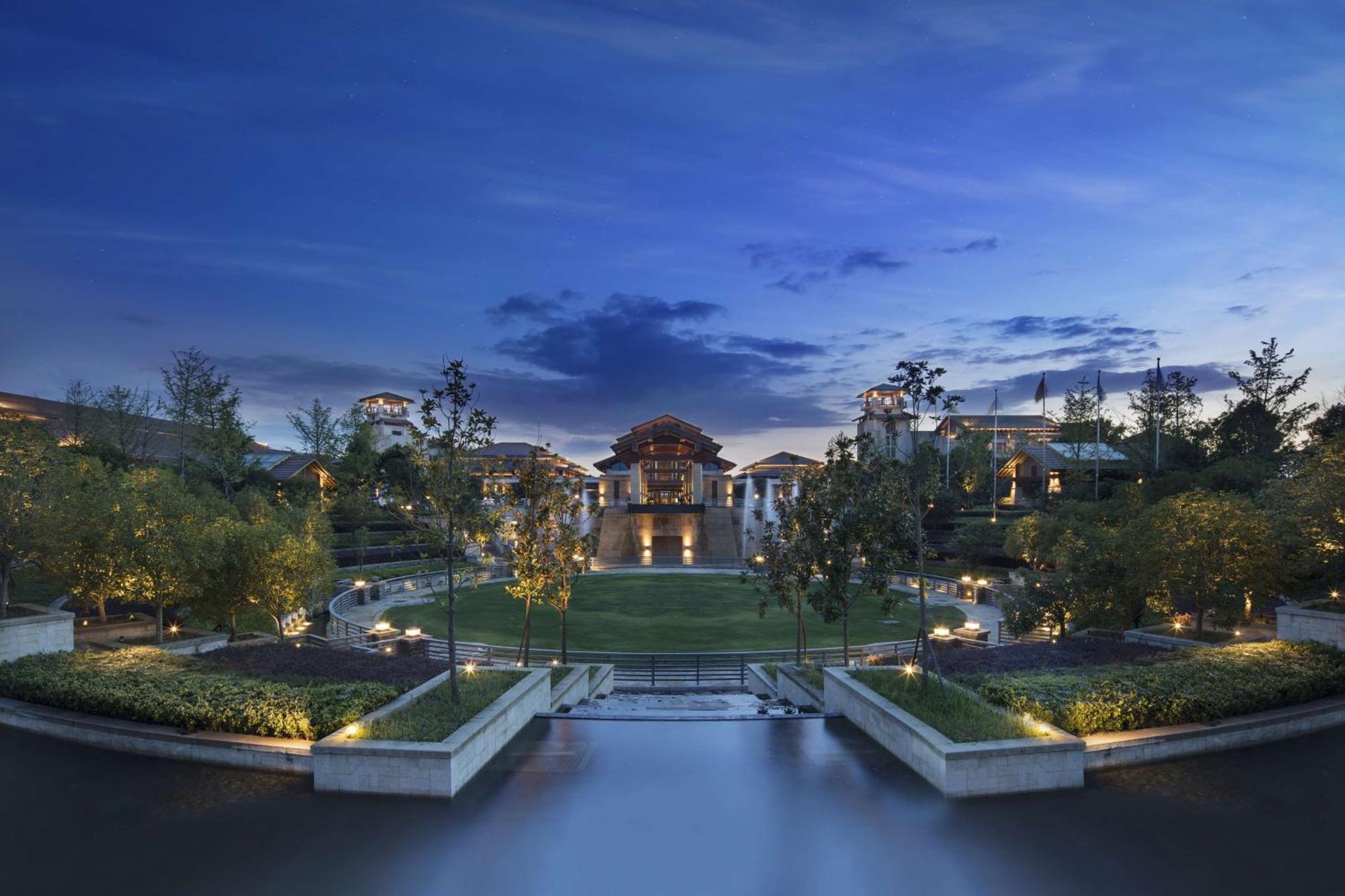 Hilton Wuhan Optics Valley Exteriör bild