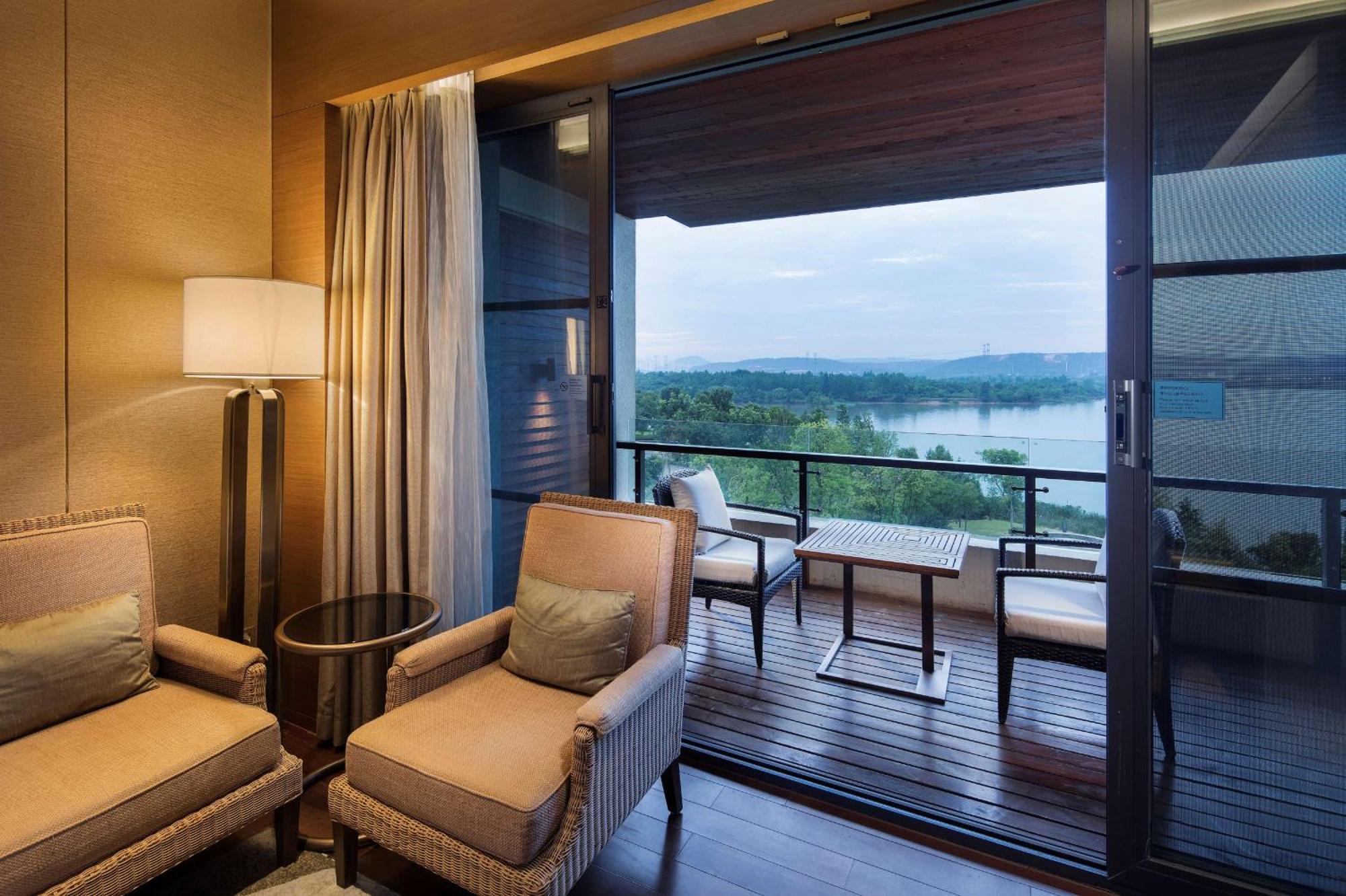 Hilton Wuhan Optics Valley Exteriör bild
