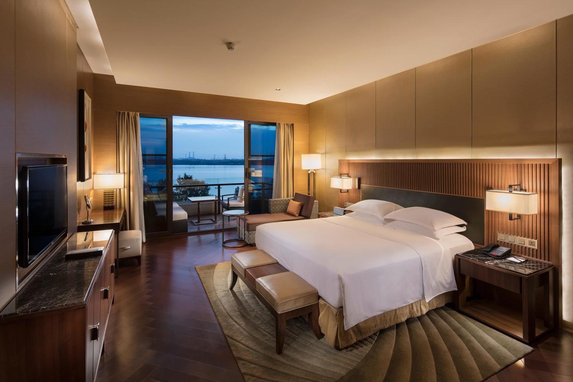 Hilton Wuhan Optics Valley Exteriör bild